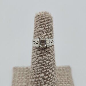 Size 4.75 Sterling Silver Light Colored Glass Gem Textured Ring A4306